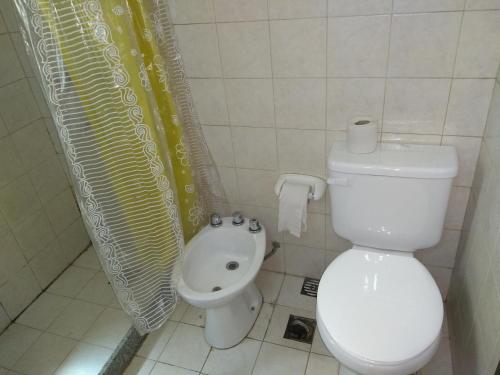 een kleine badkamer met toilet en wastafel bij Balcarce Suits PB in Bell Ville