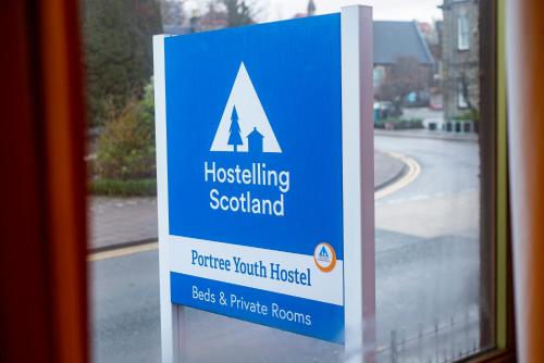 una señal para un hospital escocés en una ventana en Portree Youth Hostel, en Portree