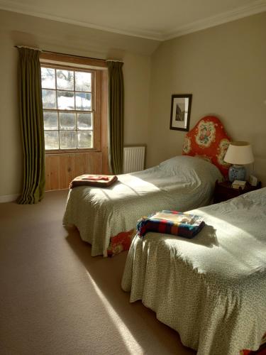 1 dormitorio con 2 camas y ventana en Riverside, en Thornhill