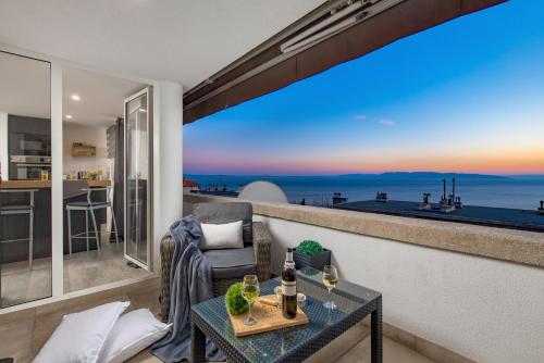 Lux Apartment SKY VIEW في رييكا: غرفة معيشة مطلة على المحيط