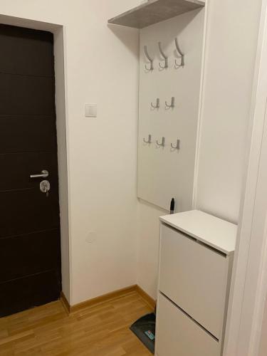 cocina con nevera blanca y puerta negra en Apartment Bruno NICE PLACE, en Belgrado