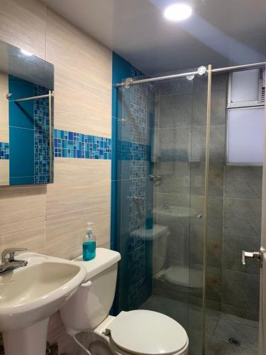 a bathroom with a toilet and a sink and a shower at Amplio e iluminado Apartamento in Yopal