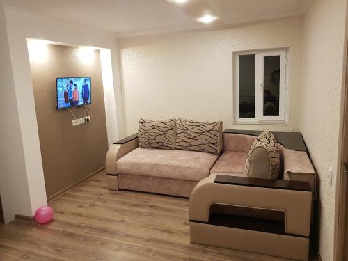 una pequeña sala de estar con sofá y cama en Hakobyan's Home, en Gyumri