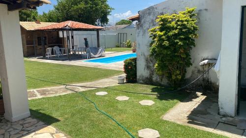 Kolam renang di atau dekat dengan Casa aconchegante com piscina e muito espaço verde