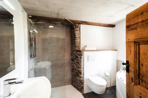 La salle de bains est pourvue d'un lavabo et de toilettes. dans l'établissement Appartamento 1789, à Castro