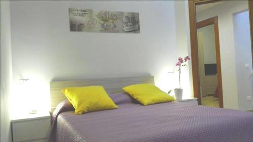 ローマにあるMaria's Roomsのベッドルーム1室(黄色い枕2つ付きのベッド1台付)