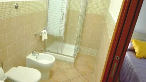 ローマにあるMaria's Roomsのバスルーム(シャワー、トイレ、シンク付)