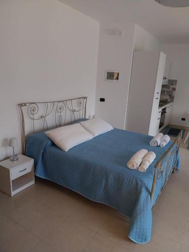 una camera con un letto con due cuscini sopra di Appartamento Memorie a Otranto