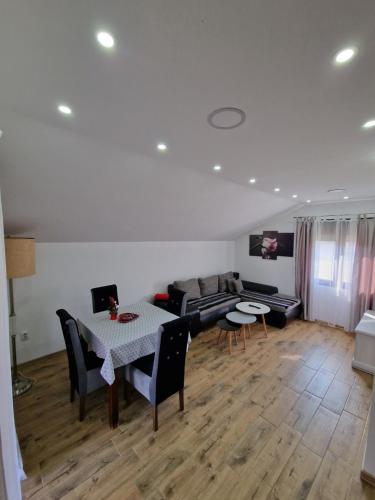 Una televisión o centro de entretenimiento en Dani apartment