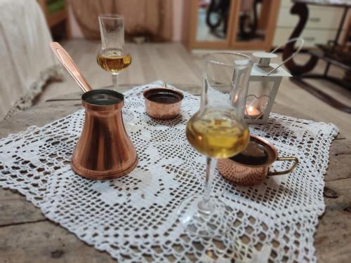 une table avec deux verres de vin sur un chiffon blanc dans l'établissement Ruralni kutak na padini Tumanskog Crnog vrha, 