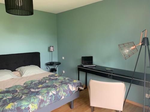 - une chambre avec un bureau, un lit et une chaise dans l'établissement Villa 8 personnes proche d'Hossegor au bord du Golf de Pinsolle, à Soustons