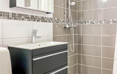 y baño con lavabo y ducha. en Stunning Apartment In Slen With Kitchen, en Sälen