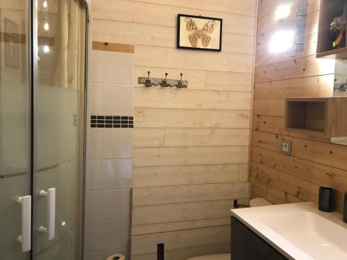 W łazience znajduje się prysznic, toaleta i umywalka. w obiekcie Cabane ZEN OCEAN, les cabanes océanes Montalivet w mieście Vendays-Montalivet
