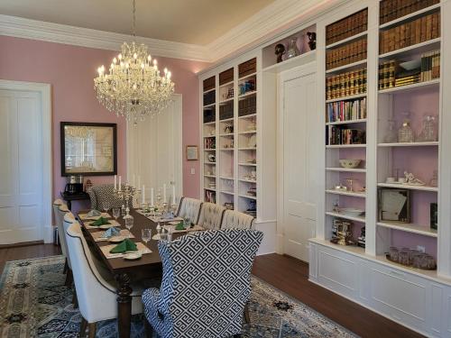 uma sala de jantar com uma mesa e um lustre em Thomas Weihs Haus em Savannah