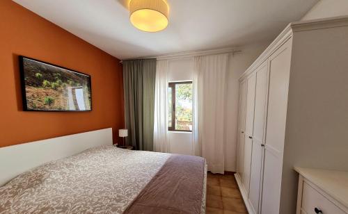 En eller flere senge i et værelse på Cozy Montanita Apartment