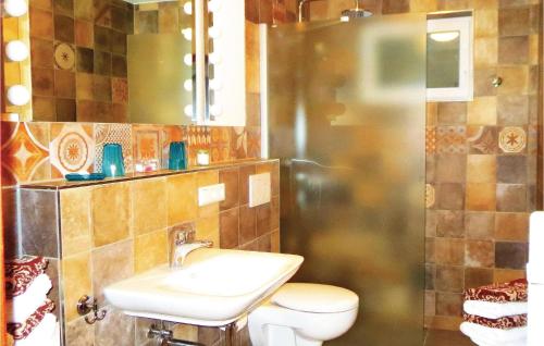 y baño con lavabo y aseo. en Gorgeous Apartment In Lenzkirch-saig With Kitchen, en Lenzkirch