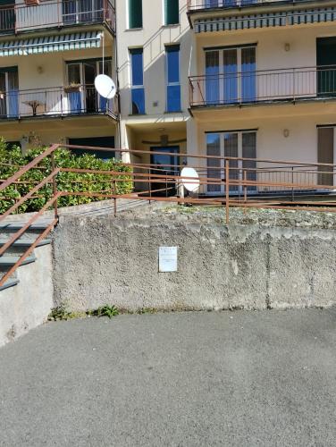 a sign on a wall in front of a building at Le Rose di Villa Vittoria nel verde a pochi minuti di auto dalle spiagge in Borgonovo