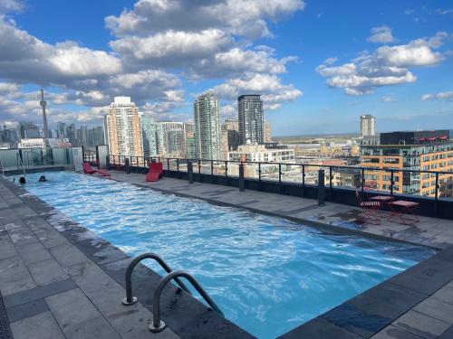 ein großer Pool auf dem Dach eines Gebäudes in der Unterkunft Exquisite Condo By Exhibition Place Downtown Toronto in Toronto