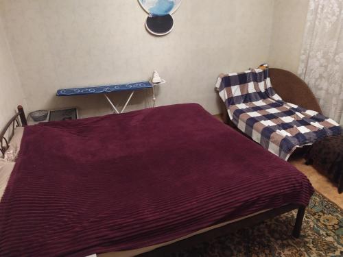 1 dormitorio con 1 cama, 1 mesa y 1 silla en Двухкомнатные Апартаменты 'Проспект Центральный,30' и 'Гетьманська,74', en Krivoy Rog