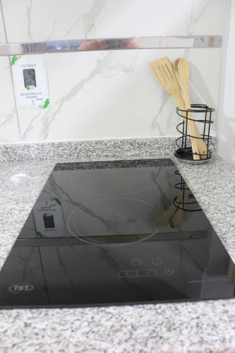 eine Theke mit einigen Holzutensilien auf einer Arbeitsplatte in der Unterkunft Centro Apart Home in Jesús María