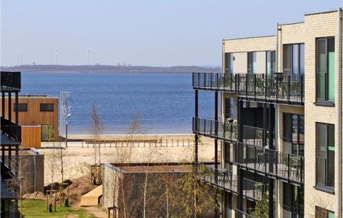 un edificio de apartamentos con vista al mar en Beach Front Apartment, en Lembruch
