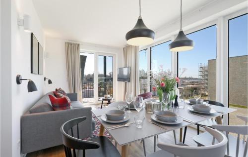Un comedor con mesa y sillas en Beach Front Apartment, en Lembruch