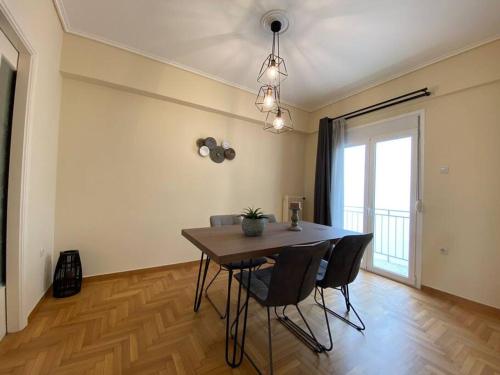 Spacious 3 BR Apartment in Vibrant Neighbourhood