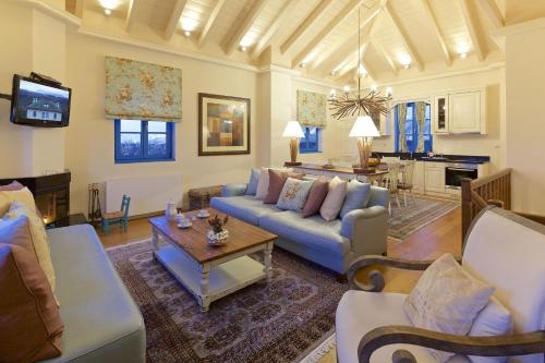 sala de estar con sofá y mesa en Zagori Suites Luxury Residences, en Vitsa