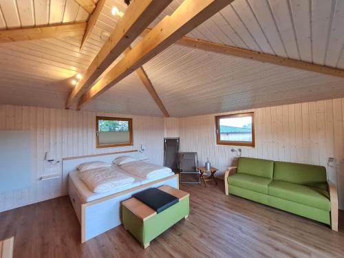 Ένα ή περισσότερα κρεβάτια σε δωμάτιο στο Hotel Waldquelle - Baumhaushotel Aerzen