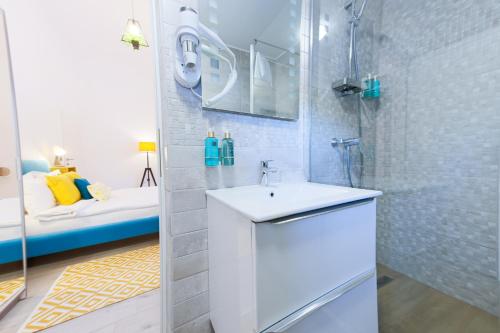 bagno con lavandino e doccia con letto di Casa AVA a Straja