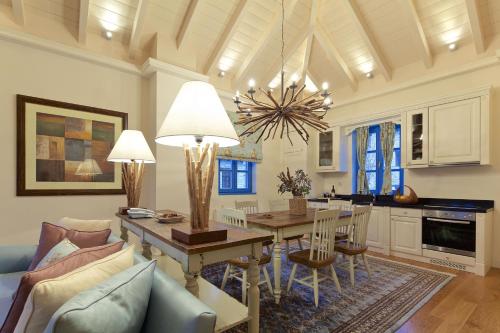 Χώρος καθιστικού στο Zagori Suites Luxury Residences