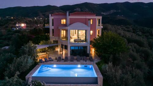 Bazén v ubytování Saronic TopView Villa nebo v jeho okolí