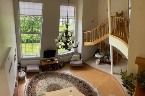 - un salon avec un escalier et un tapis dans l'établissement Luxury Villa in Pärnu, walking distance from the beach and city centre, à Pärnu