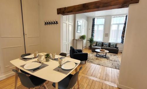 une salle à manger et un salon avec une table et des chaises dans l'établissement Le Lumia, à Saint-Omer