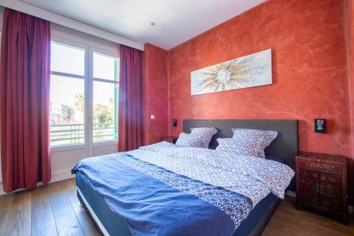 a bedroom with a blue bed and a window at VICTOR HUGO - Modern and sunny, terrace, 2 baths in Nice