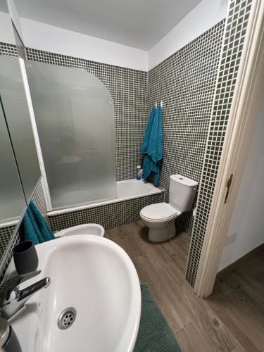 un bagno con un lavandino bianco e un water di La Brisa del Mar - Piscina y Terraza a Puertito de Güímar