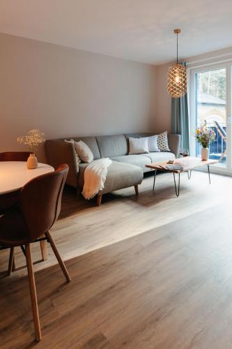 a living room with a couch and a table at Tien Stuuv in Ratzeburg