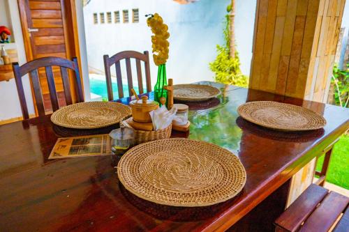 a wooden table with plates on top of it at Pousada Coco Cabana in Camocim