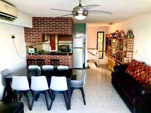 een woonkamer met een tafel en een aantal witte stoelen bij 3 Room Beach Condo, Great for Family and Friends! in Cancun