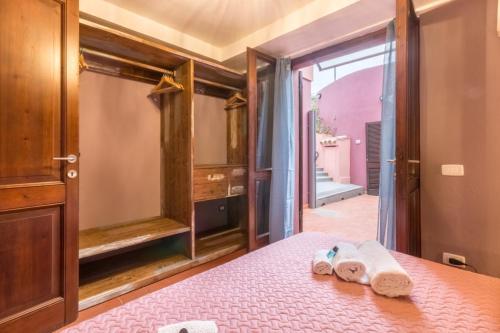 a bedroom with a bed with towels on it at Villa con grande giardino ad 800 mt dal mare in Capitana