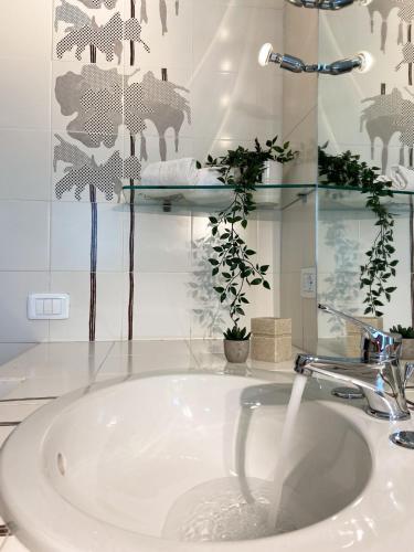 a bathroom sink with water coming out of it at Villa con grande giardino ad 800 mt dal mare in Capitana