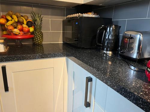 Dapur atau dapur kecil di Captivating 1-Bed Studio in Springs - Home Way