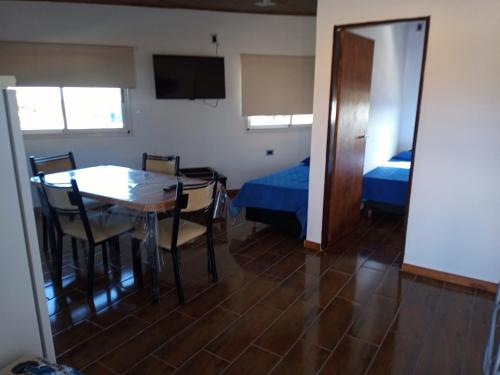 una habitación con mesa y sillas y un dormitorio en Deptos La Punta en La Punta