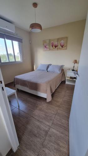 サルタにあるAires de Ensueño - Casa de Campoのベッドルーム(ベッド1台、窓付)