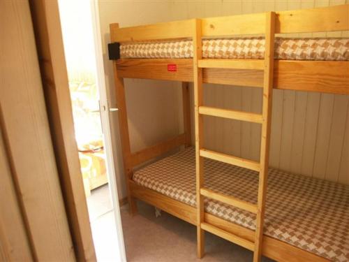 - deux lits superposés dans une chambre dans l'établissement Studio 57, à Orcières
