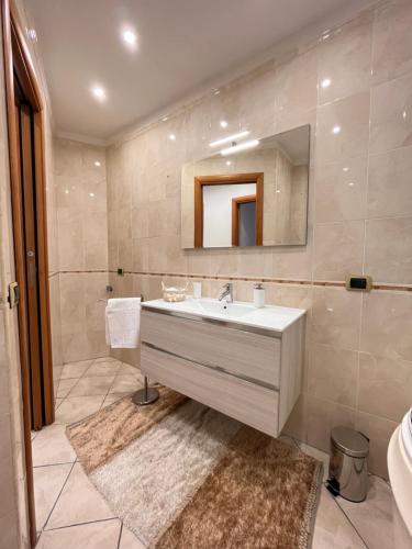 ein Bad mit einem Waschbecken und einem Spiegel in der Unterkunft Santa Maria Home in Neapel