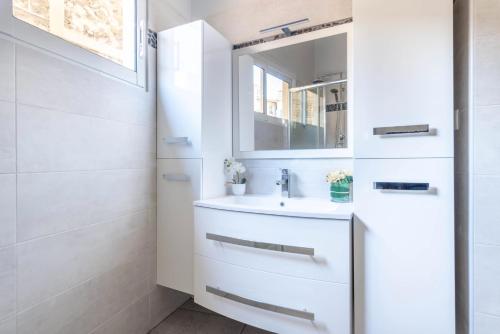 NOTRE DAME - Huge sunny modern 2BR flat - Terrace