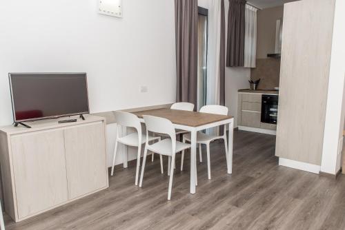 a kitchen and dining room with a table and chairs at Residenza Luigina in Varenna