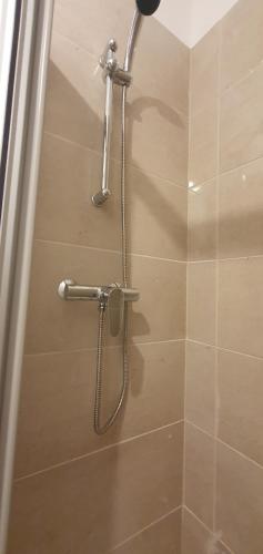 une douche avec un tuyau dans une salle de bain dans l'établissement Le Suquet, à Cannes