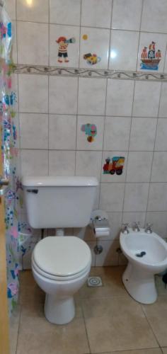 y baño con aseo y lavamanos. en Casa Típica Fueguina- Departamento 2 y 3 en Ushuaia